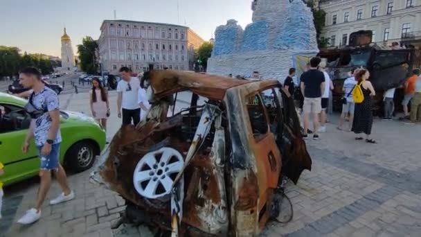 乌克兰基辅 2022年5月 在乌克兰基辅Mykhailivska广场的展览上 俄罗斯装甲车被毁 — 图库视频影像