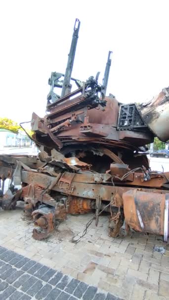 Κίεβο Ουκρανία Μάιος 2022 Κατεστραμμένα Ρωσικά Θωρακισμένα Οχήματα Στην Έκθεση — Αρχείο Βίντεο