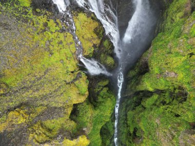 güzel bir dağ şelale manzarası
