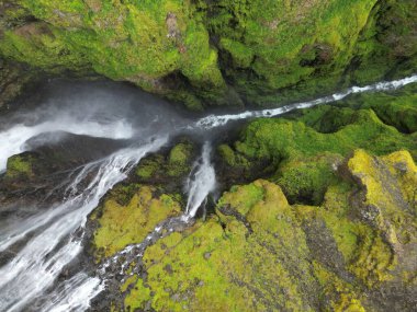 güzel bir dağ şelale manzarası