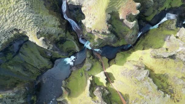 Wunderschöne Aufnahmen Des Wasserfalls Den Bergen — Stockvideo