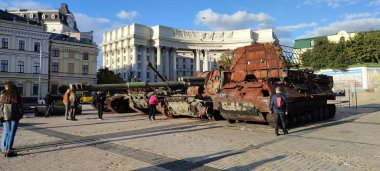 Kyiv, Ukrayna - Mayıs 2022: Ukrayna 'nın başkenti Kyiv' deki Mykhailivska Meydanı 'ndaki sergide Rus zırhlı araçları imha edildi