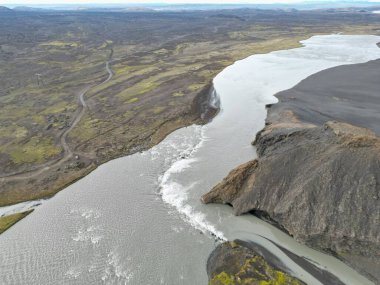 Dağlardaki nehrin havadan görünüşü
