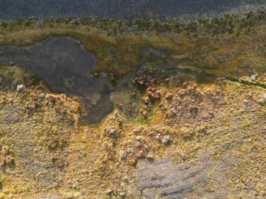 Dağlardaki yolun havadan görünüşü 