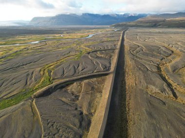 Dağlardaki yolun havadan görünüşü 