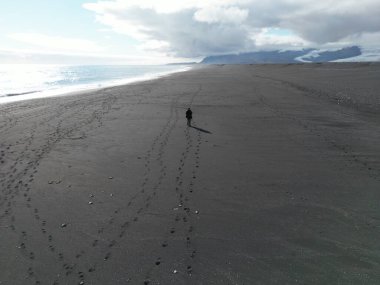 Dalgalar Atlantik kıyısına çarpıyor. 