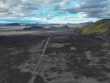 Sabah sisinde bir dağın tepesinden manzaranın görüntüsü