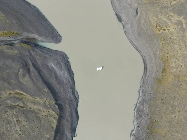 ラグーンの自然景観の中の氷山 — ストック写真