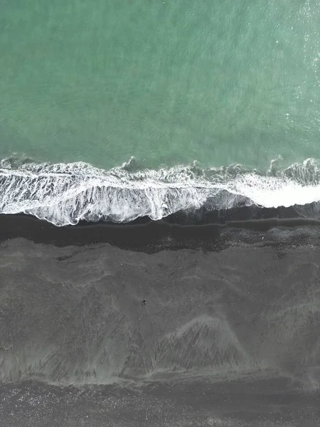 大西洋岸で波が砕け — ストック写真