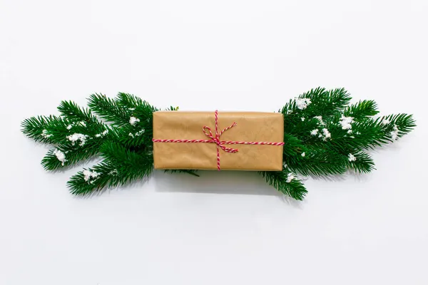 Caixa Presente Natal Árvore Verde Fundo Branco — Fotografia de Stock