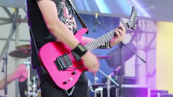 Ukrayna, Kherson - 24 Ağustos 2021; Pembe gitar çalan müzisyen rock gitaristi — Stok video