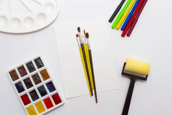 Row Artist Paintbrushes Watercolor Paints Palette Felt Tip Pens Drawing — Stockfoto
