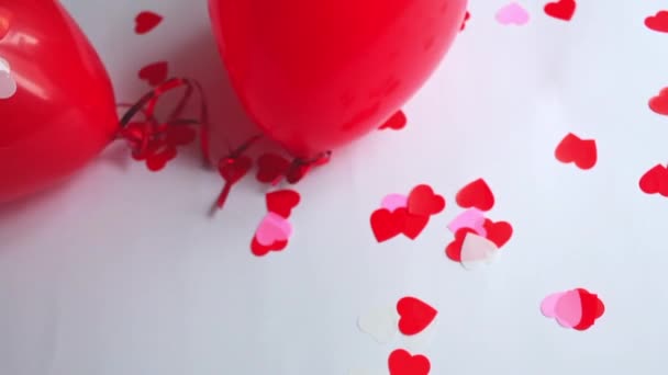 Globos rojos en forma de corazón sobre fondo blanco — Vídeos de Stock