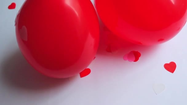 Palloncini rossi a forma di cuore su sfondo bianco — Video Stock