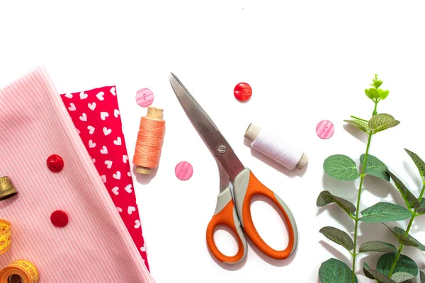 采购产品缝纫配件 粉红色和红色的织物在白色的背景 纽扣和缝纫厘米 复制空间 — 图库照片