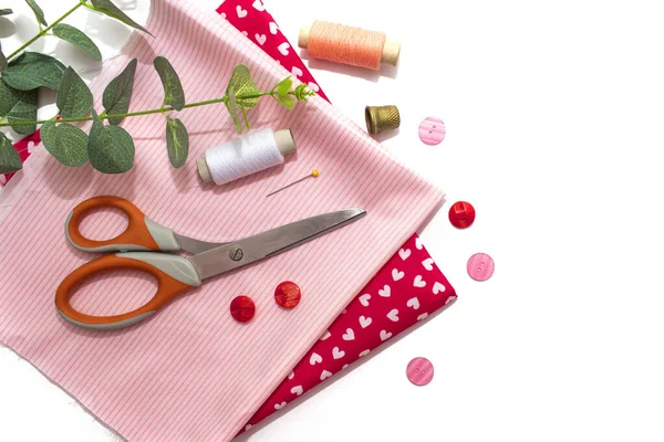 采购产品缝纫配件 粉红色和红色的织物在白色的背景 纽扣和缝纫厘米 复制空间 — 图库照片