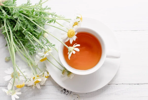 Flores Camomila Xícara Branca Chá Conceito Alternativo Chá Medicina Espaço — Fotografia de Stock