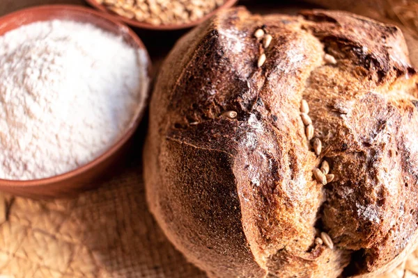 Rond Brood Close Vers Gebakken Zuurdesembrood Met Een Gouden Korst — Stockfoto