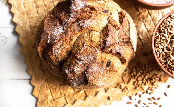 Rond Brood Close Vers Gebakken Zuurdesembrood Met Een Gouden Korst — Stockfoto