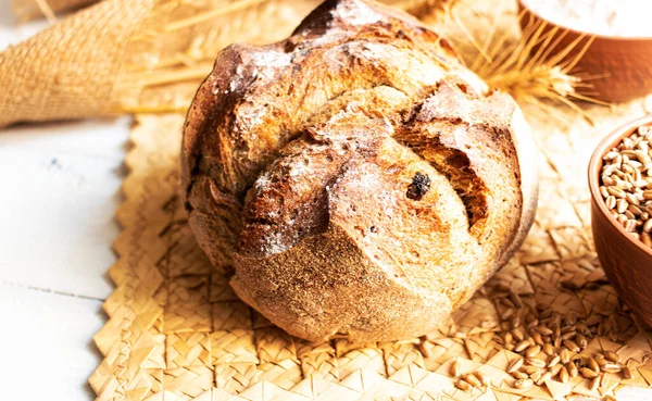 Rond Brood Close Vers Gebakken Zuurdesembrood Met Een Gouden Korst — Stockfoto