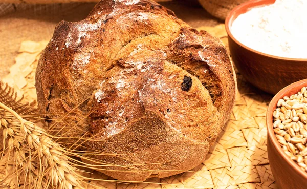 Rond Brood Close Vers Gebakken Zuurdesembrood Met Een Gouden Korst — Stockfoto