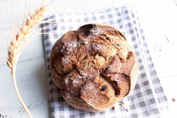 Rond Brood Close Vers Gebakken Zuurdesembrood Met Een Gouden Korst — Stockfoto