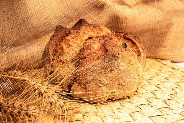 Rond Brood Close Vers Gebakken Zuurdesembrood Met Een Gouden Korst — Stockfoto