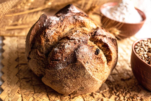 Rond Brood Close Vers Gebakken Zuurdesembrood Met Een Gouden Korst — Stockfoto