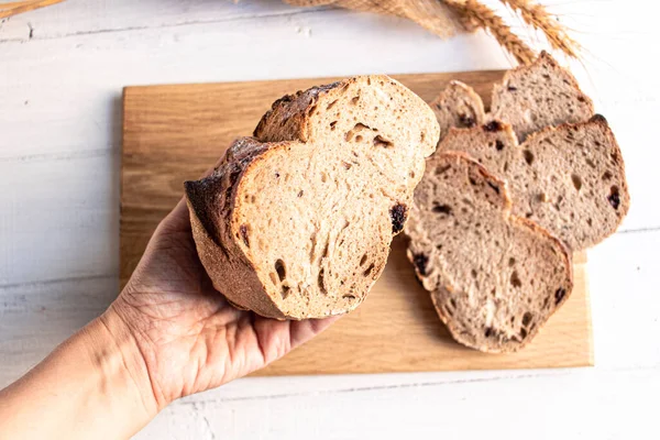 Slices Brood Close Witte Achtergrond Vers Gebakken Zuurdesembrood Met Een — Stockfoto