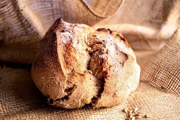 Rond Brood Close Witte Achtergrond Vers Gebakken Zuurdesembrood Met Een — Stockfoto