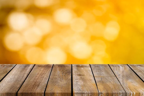 Bokeh arkaplanlı ahşap masa üstü boş. Montaj ürünü görüntüleme veya tasarım için anahtar görsel düzenler.
