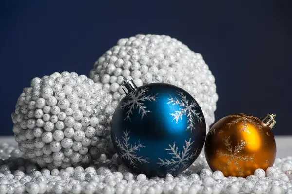 Jouets de décoration de Noël sur neige — Photo