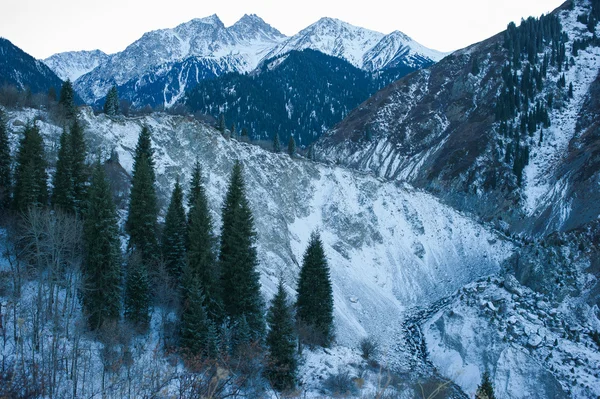 Inverno neve scena di montagna Foto Stock Royalty Free