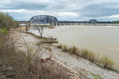 Ohio Nehri boyunca Ohio Eyalet Parkı 'nın Şelaleleri