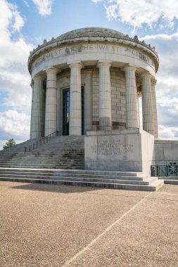 George Rogers Clark Park 'taki büyük bina.