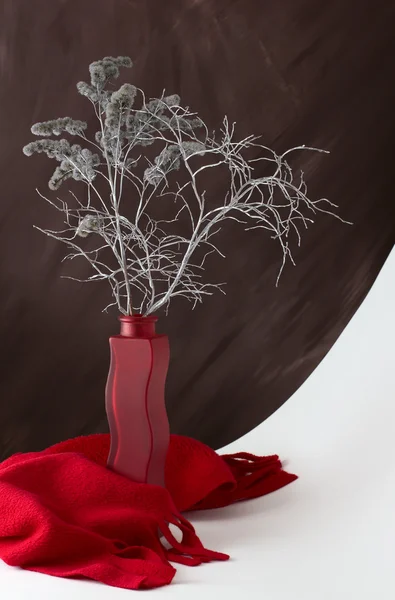 赤の花瓶に銀の花束 — ストック写真