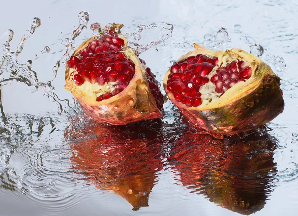 Granatäpple segment och ett stänk — Stockfoto