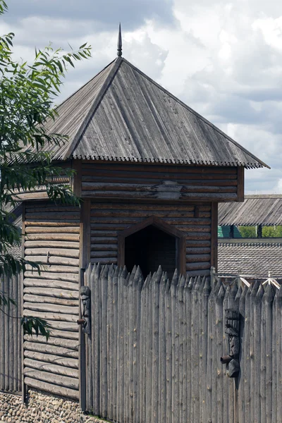 Torre de madeira e a parede do stockade — Fotografia de Stock
