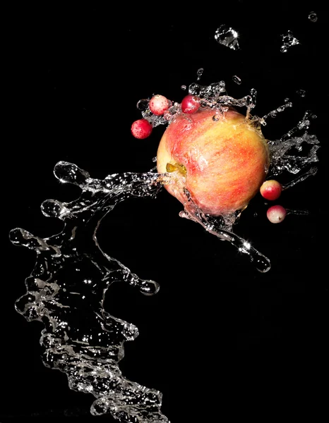 Apfel mit Wasser — Stockfoto