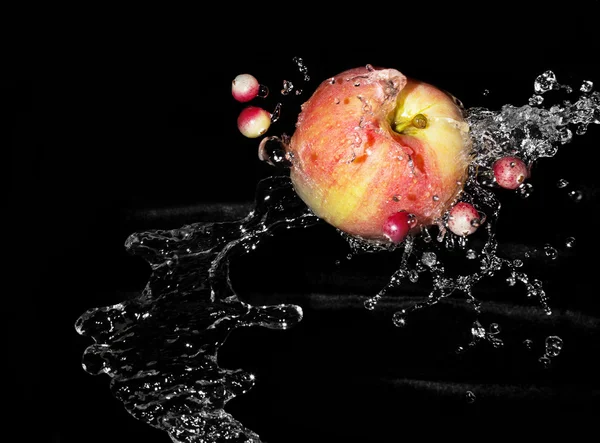 Apfel im Wasserstrom — Stockfoto