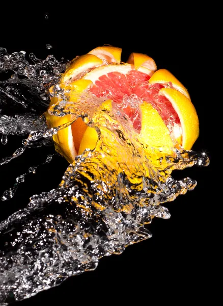 Pomelo tallado en un arroyo de agua —  Fotos de Stock