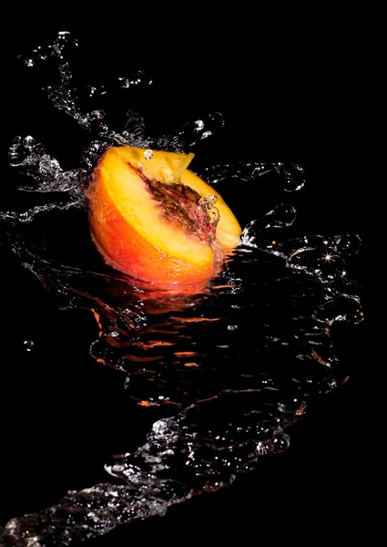 yarım şeftali ve su