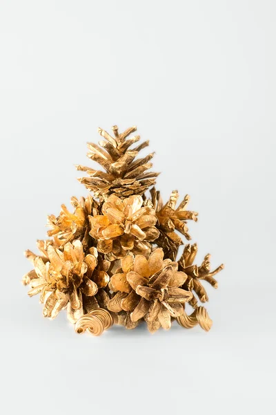 Weihnachtsbaum der goldenen Zapfen — Stockfoto