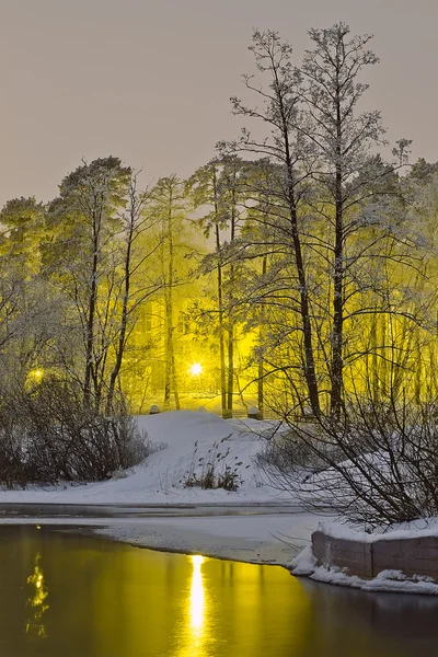 Winter Fluss auf dem Hintergrund der nächtlichen Stadtbeleuchtung Stockbild