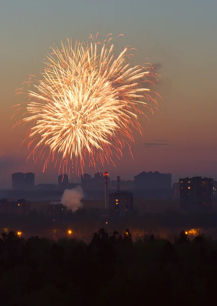 Sztuczne ognie nad miasto w nocy — Zdjęcie stockowe