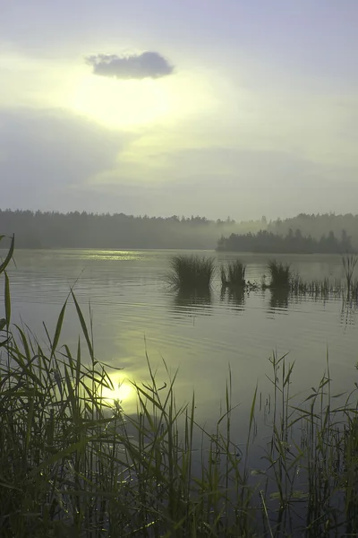 gün batımı göl yushino üzerinde