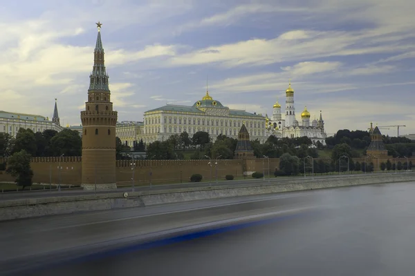 Rörelseoskärpa båt på floden Moskva — Stockfoto