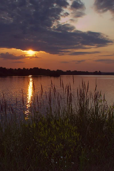 Puesta de sol en el lago — Foto de Stock