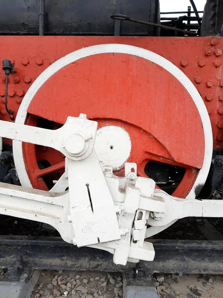 铁轨上的旧蒸汽机车轮毂 — 图库照片