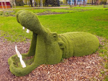 Şehir parkındaki bir su aygırının dekoratif heykeli..